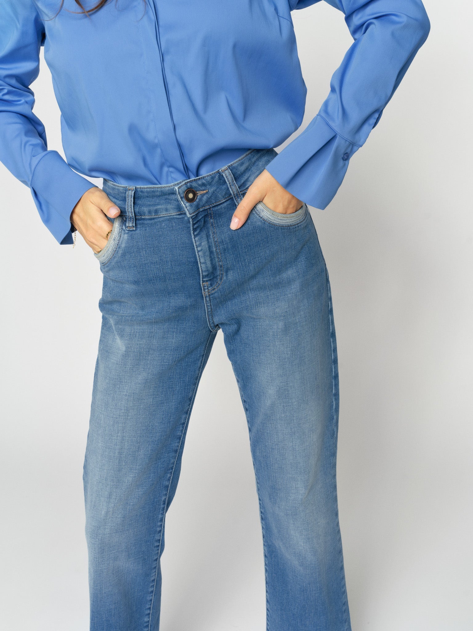 Modelshot / Mid Blue / Detail